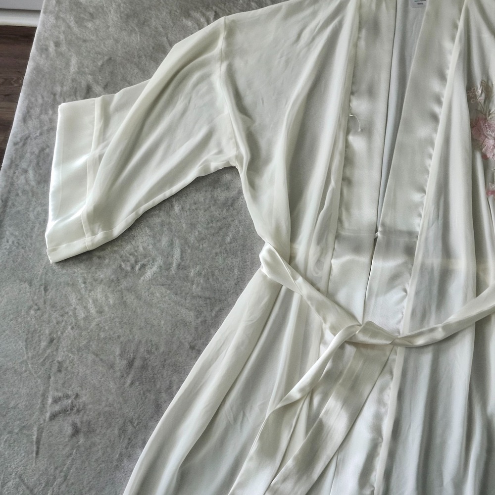 Expressions California Dynasty Embroidered Robe Satin Detail Floral Size Small - Picture 4 of 16